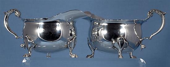 A pair of 1940s silver sauce boats, length 170mm, weight 20.2oz/631grms.